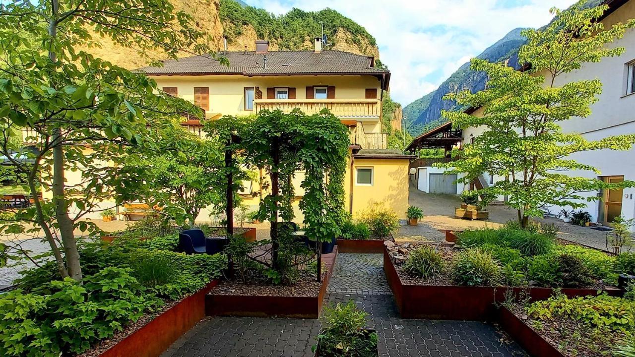 Hotel Garni Gruener Baum Laives Eksteriør billede