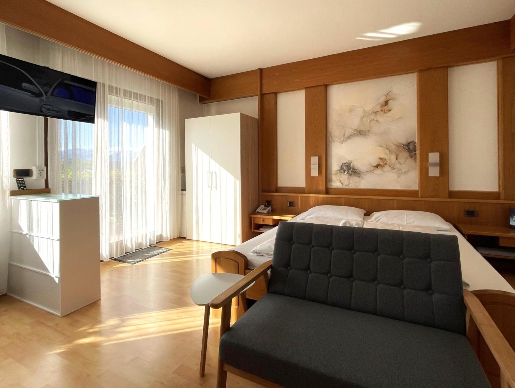 Hotel Garni Gruener Baum Laives Værelse billede